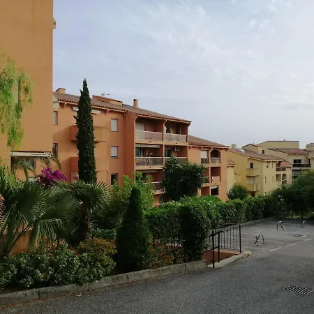 Apartment Grand Studio Renove, En Plein Centre Ville, A 5 Minutes A Pied De La Plage Sainte-Maxime