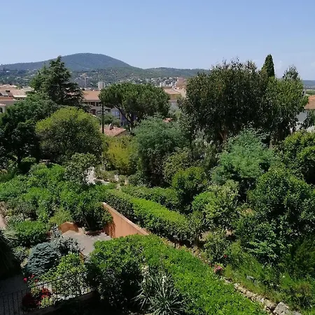 Apartment Grand Studio Renove, En Plein Centre Ville, A 5 Minutes A Pied De La Plage